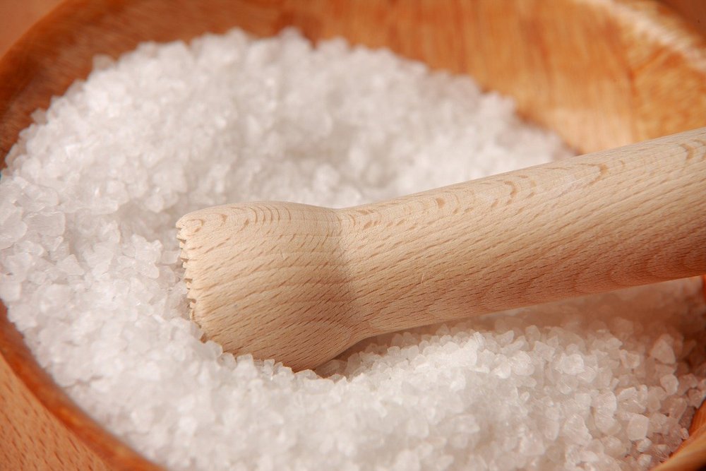 Salz mit Mörser in Holzschale