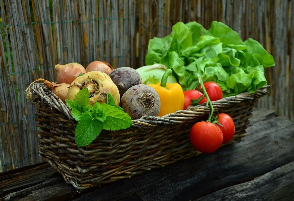 Ein Korb mit buntem Gemüse und Salat